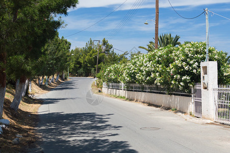 克里特岛希腊村庄空荡的柏油路图片
