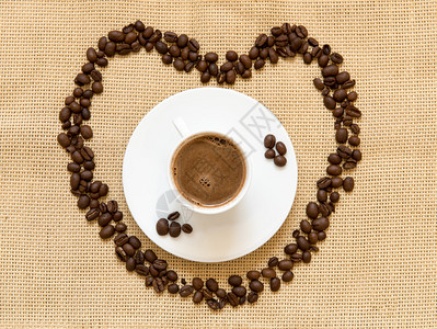 以心脏符号和一杯黑浓咖啡的形式咖啡豆我图片