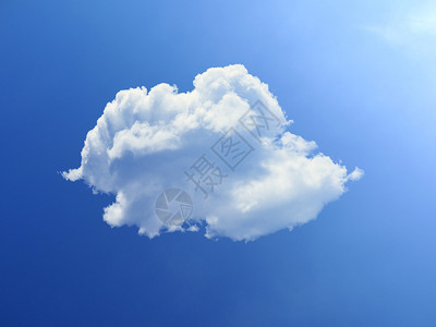 蓝天背景下可爱的蓬松云图片