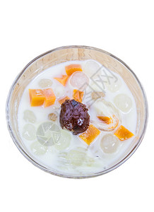 泰式浓郁豆浆与白色背景中分离的营养水果混合图片