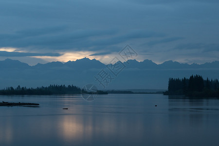 山中日出背景中的河流图片