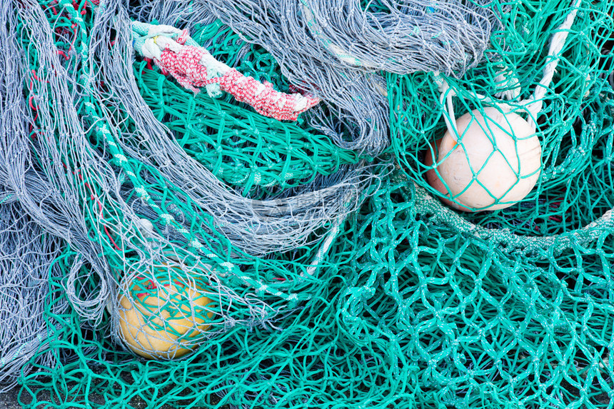 一堆渔网可供在新的捕鱼日中投下浮船进行捕捞的简要图片