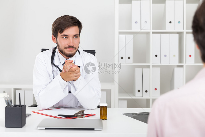 医生看着他的病人图片