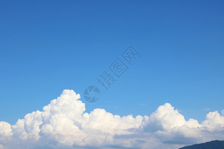 白云和蓝天背景图片