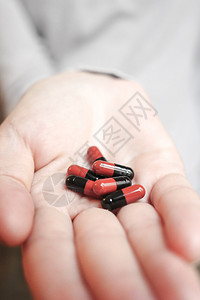 手掌或手指中的药丸或胶囊治疗药物的药物处方抗生素图片