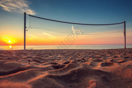 沙滩排球网和日出图片