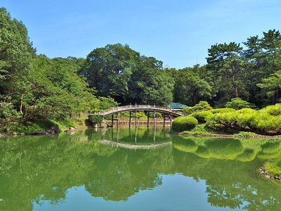 一座木桥日本香川县高松市栗林花园的圆月桥栗林庭园是日本最著名的图片