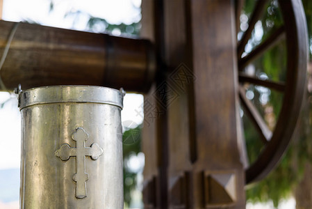 在摩尔多瓦Capriana修道院拥有饮用水和带有十字标志的金属图片