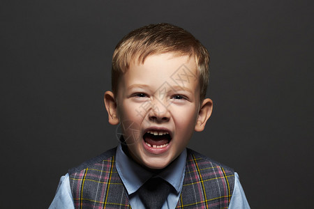 孩子们的情感时尚的小男孩穿着西装打领带的时尚有趣的孩图片