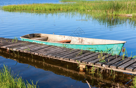 渔船停在湖边的码头上在夏日阳图片