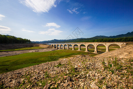 北海道的桥梁废墟图片