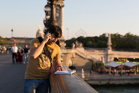 在巴黎度假的年轻人放松了亚历山大三桥的风度图片