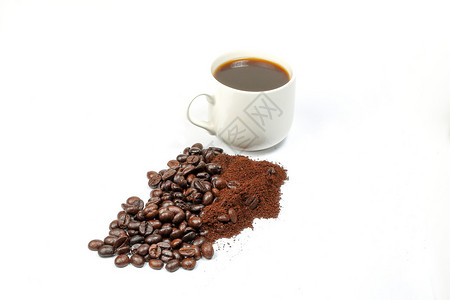 白色背景中的咖啡豆粉烤杯图片