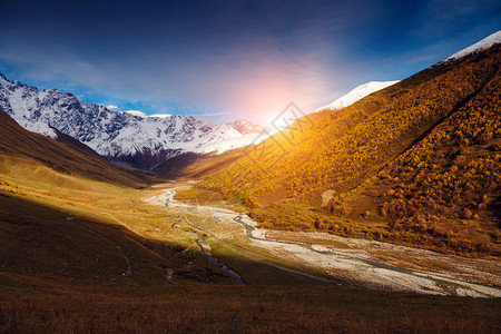 斯哈拉山脚下高山谷的壮丽景色戏剧场景位置著名的度假胜地乌什古里图片