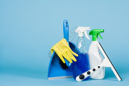 清洁概念混合洗涤剂和清洁配件以蓝色图片