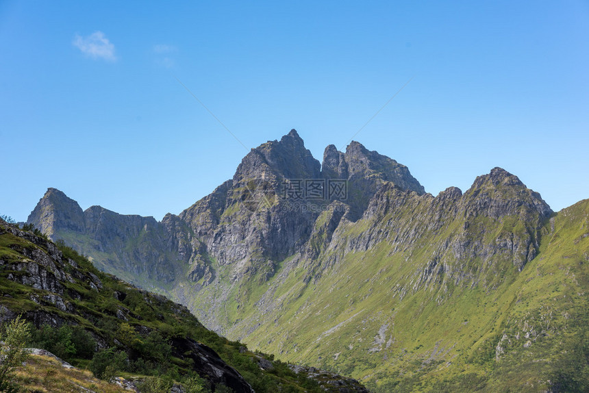 色彩缤纷的夏季景观挪威山峰陡峭图片