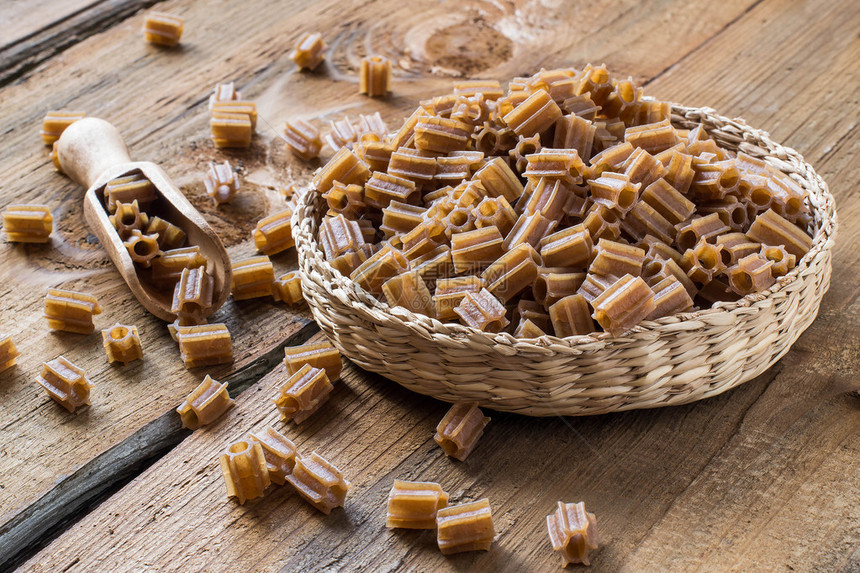 旧木桌上的柳条篮中的荞麦粉生面食无麸质产品维生素和矿物质的来源健康图片