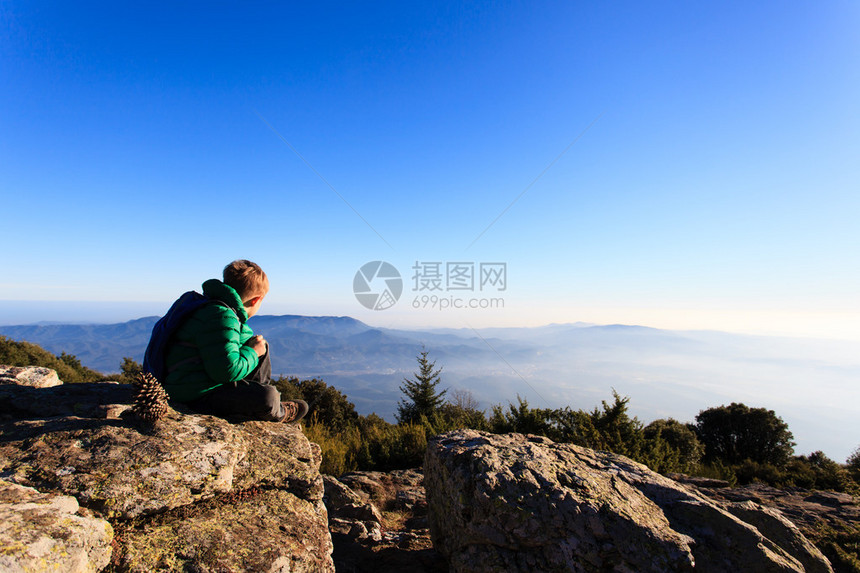 小男孩在风景山家庭旅图片