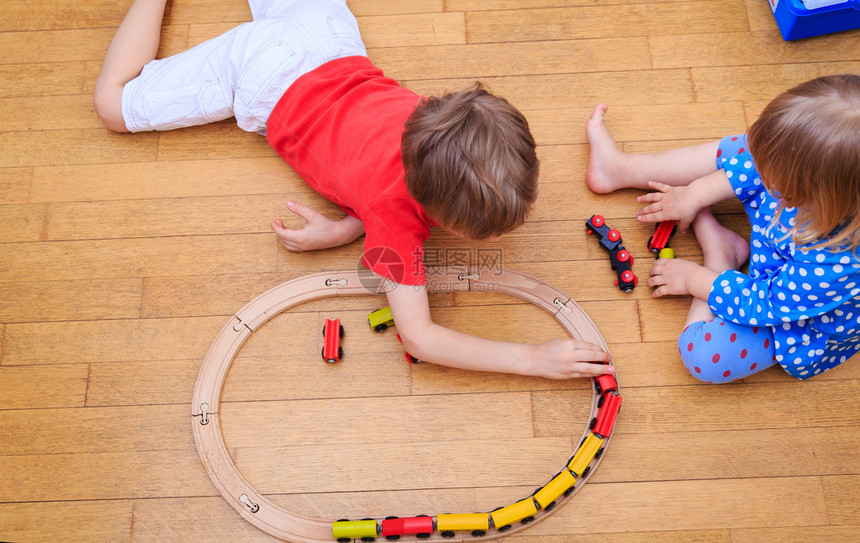 儿童玩火车在室内训练儿童游图片