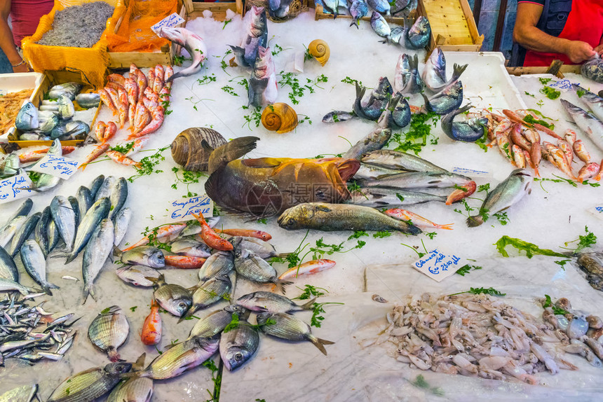西里市场上的海鲜和鱼图片