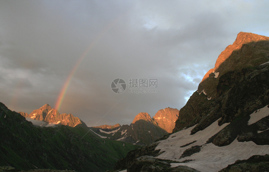 雨后山上的彩虹美丽的风景图片
