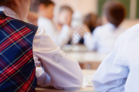 女学生坐在教室里的照片图片