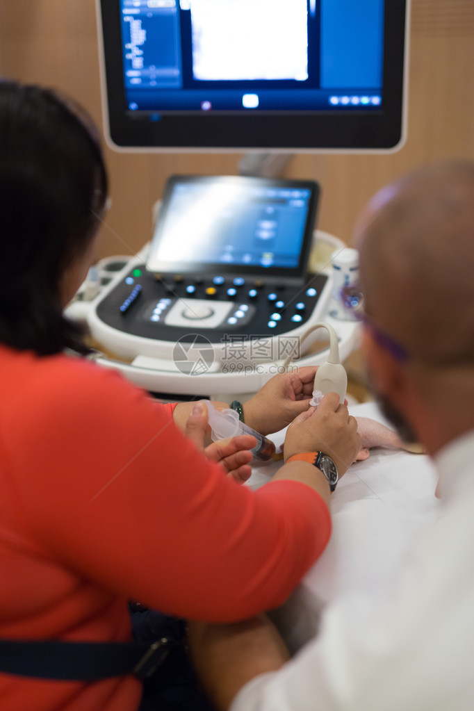 女医生学在超声技术研讨会上学习用超声扫描仪对图片
