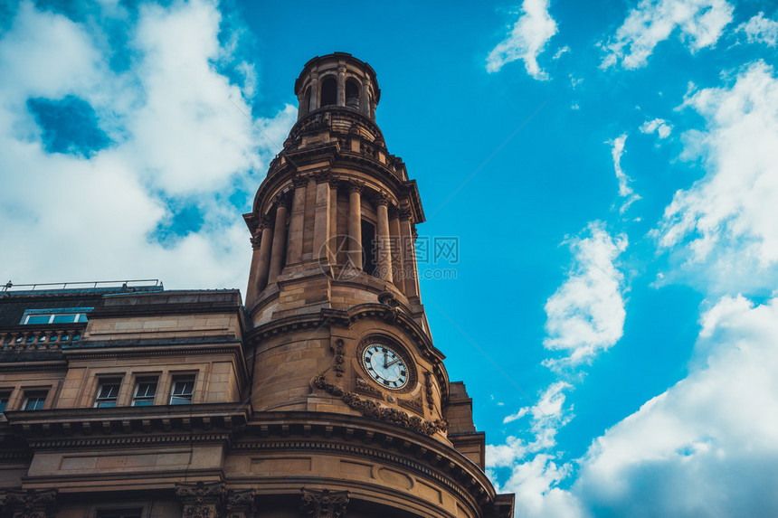 曼彻斯特的钟楼背景是蓝天图片