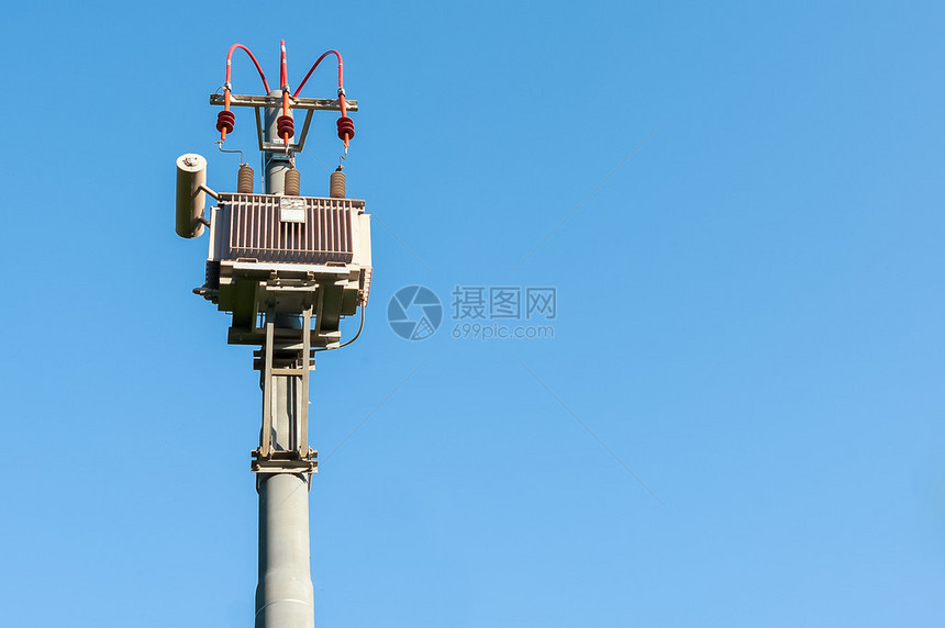 电变压器对蓝天的电塔图片
