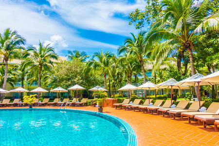 酒店和度假村室外游泳池周围美丽的豪华伞和椅子图片
