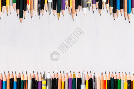 白色背景上的彩色铅笔图片