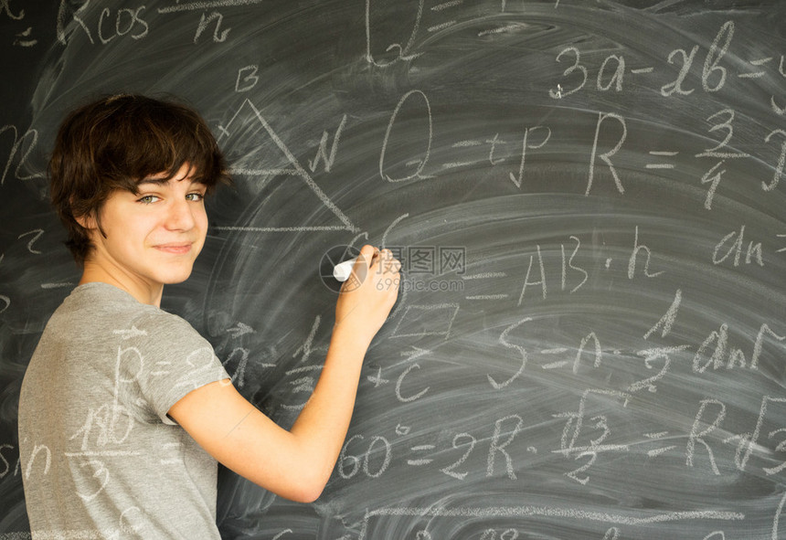 在黑板上写数学公式的少年男孩回到学校教育和图片