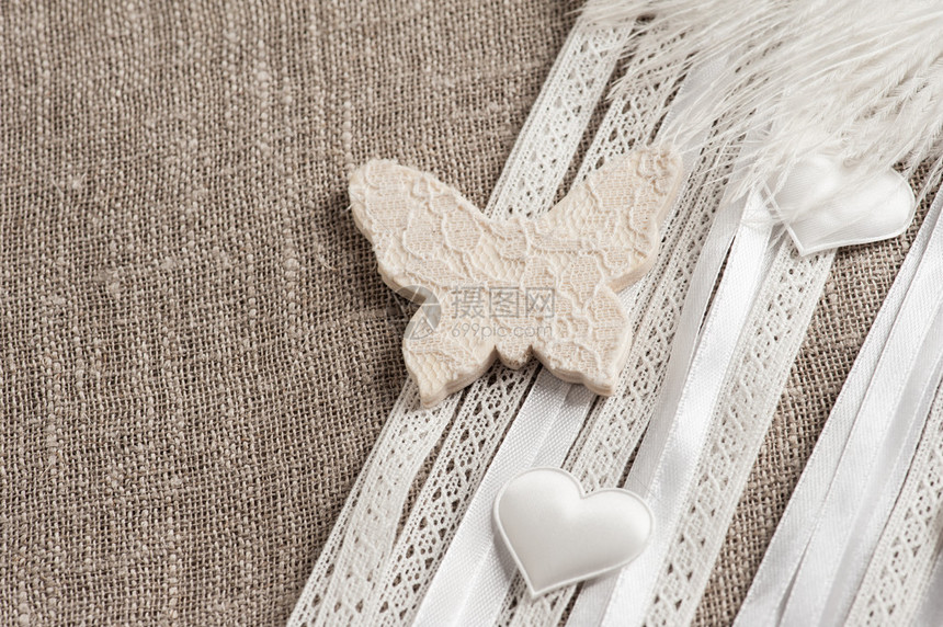 白蝴蝶婚礼粗纹整形的平面板铺图片