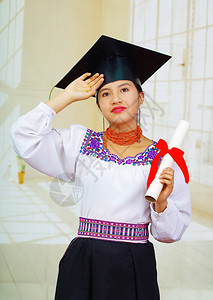 年轻女学生穿着传统的上衣和毕业帽图片