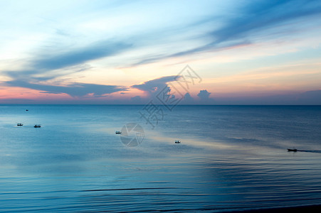 泰国渔船在海上的日出或日落与泰国渔船图片