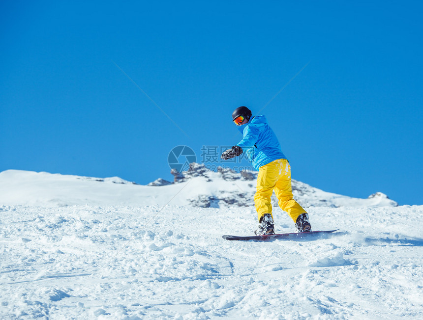冬季滑雪度假胜地的滑雪运动图片