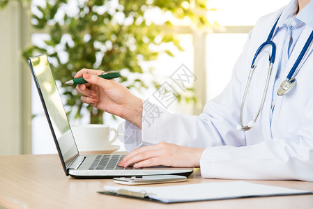 医生用电脑解释病人的状况保健和医学概念医图片