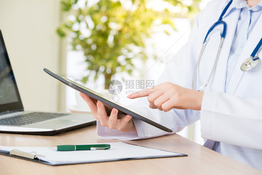 医生使用数字平板电脑研究患者的医疗案例医疗保健和医学概念医图片
