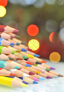 抽象的圣诞树铅笔和灯图片