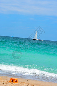 沙滩上可以看到帆船在碧海蓝天中漂流图片