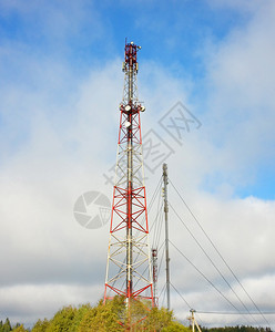 山上高美丽的电讯塔与蓝天空相对图片