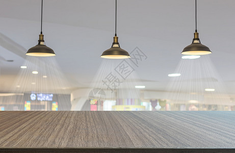展示产品的木地板和百货公司的灯具图片