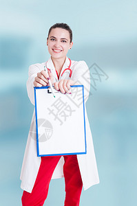 成功的医生拿着空白的剪贴板纸穿着蓝色背图片