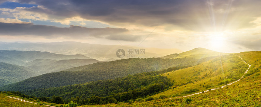 山上坡草地的通路在夜光中图片