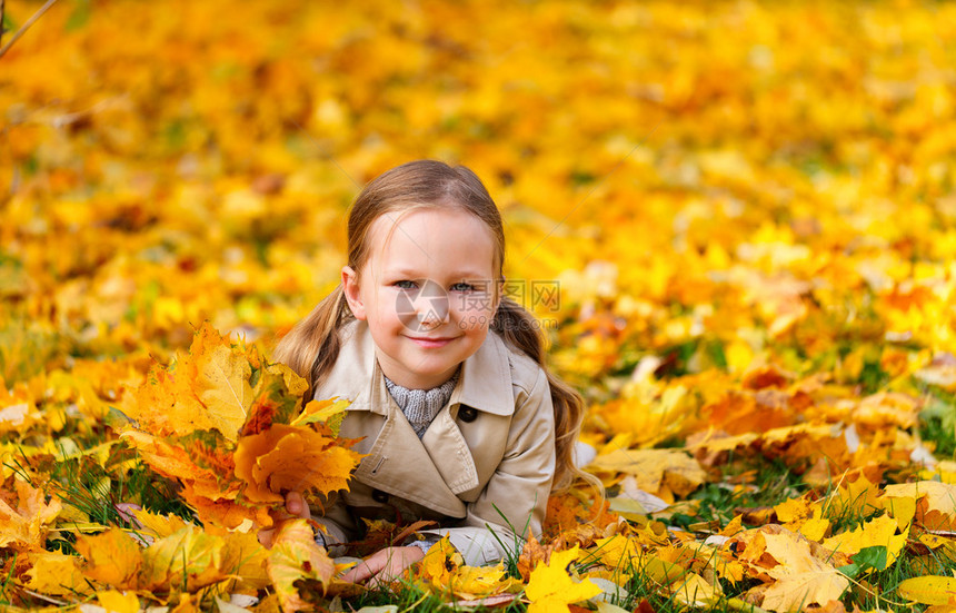 美丽的秋天可爱的小女孩图片