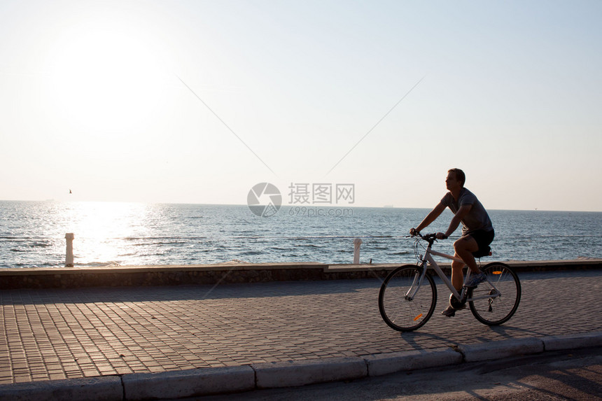 夏季骑自行车的夏日清晨有阳图片