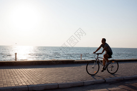 夏季骑自行车的夏日清晨有阳图片