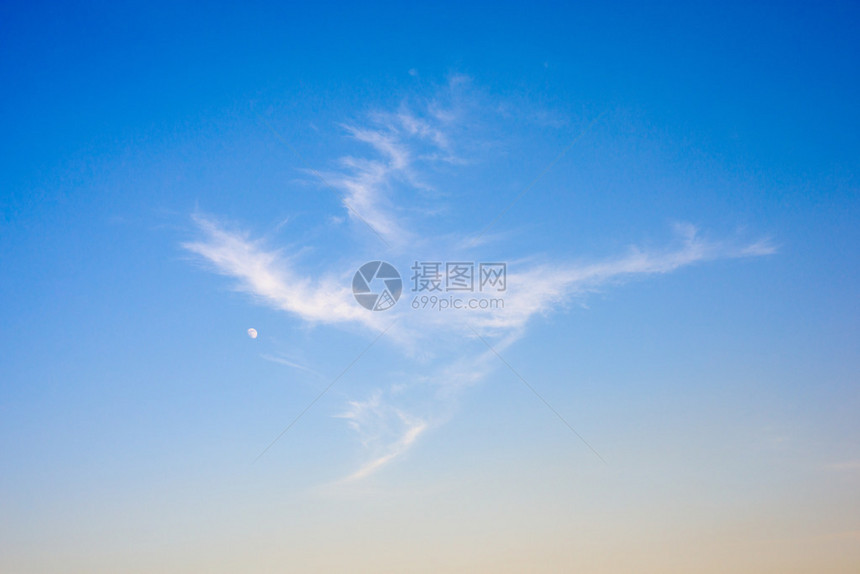 龙形的云和宁静的蓝天蓝天与云关闭蓝天中的白色蓬松云图片