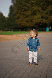 公园里孤独的小男孩的照片背景图片