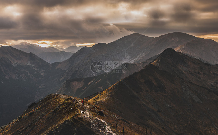 美丽的秋山风景图片